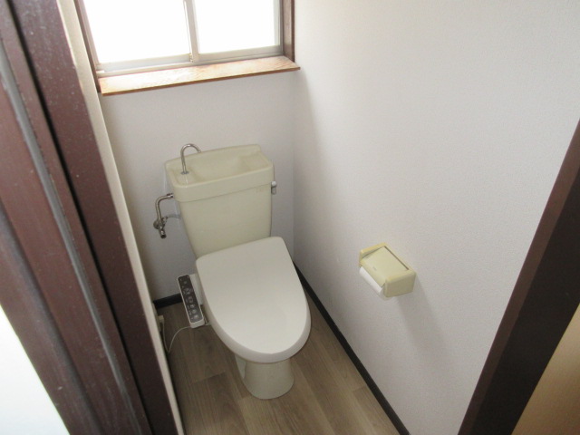 トイレ　温水洗浄便座です。窓があり換気が出来ます！