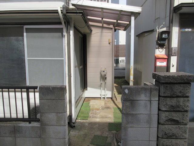 その他　屋根付きのフリースペースです。駐輪場などで使用できます。