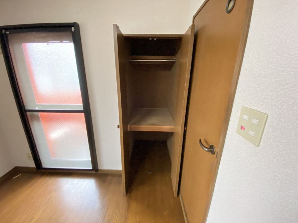 収納　ハンガーパイプ付の収納です