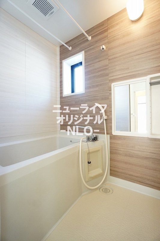 バス・シャワールーム　自然光の入るバスルームでくつろぎのひと時を☆