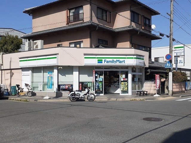 コンビニ　ファミリーマート大名屋京都北店（コンビニ）まで84m