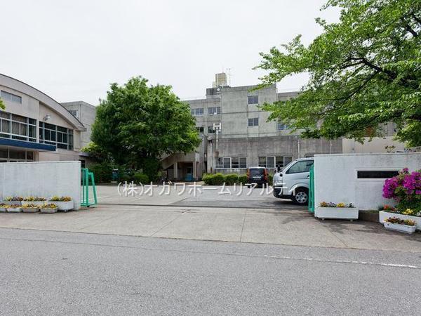 小学校　草加市立稲荷小学校（小学校）まで554m