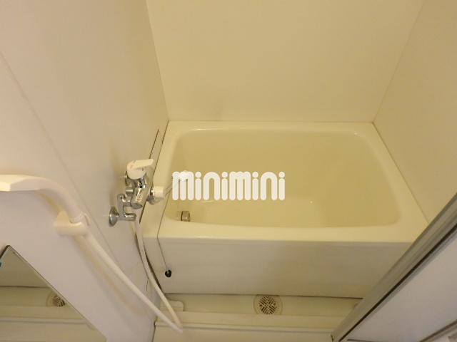 バス・シャワールーム　追焚き機能付きのお風呂となっております。