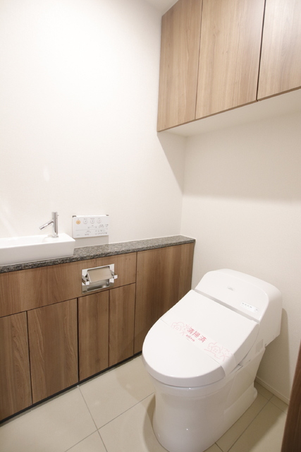 トイレ　清潔感のあるトイレスペース