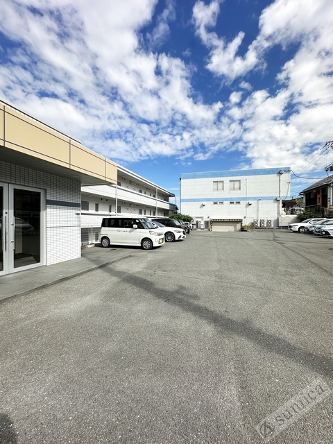 その他共有部分　広々とした敷地内駐車場を完備♪♪