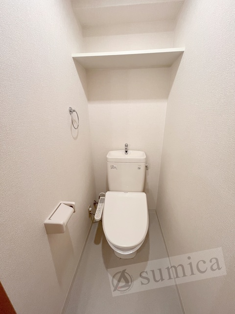 トイレ　人気アイテムの温水洗浄便座。清潔感のあるトイレです。