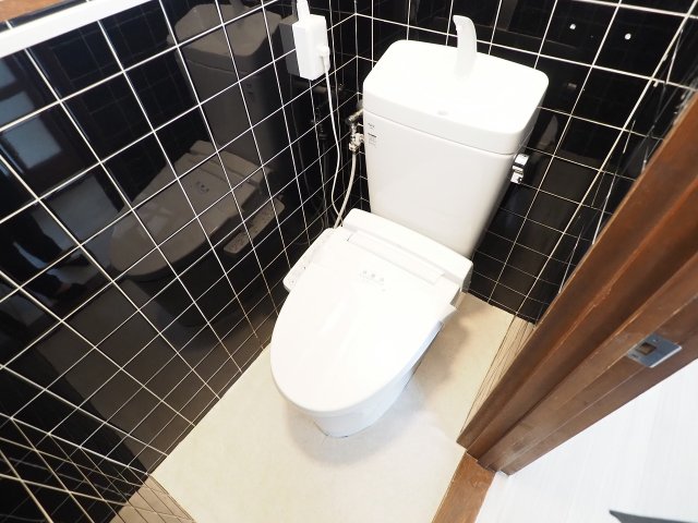 トイレ　壁のタイルがおしゃれなトイレですね。