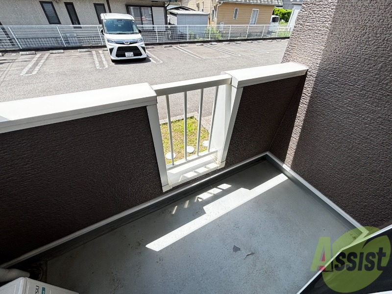バルコニー　バルコニーは洗濯物を干すのに十分な広さがありますね。