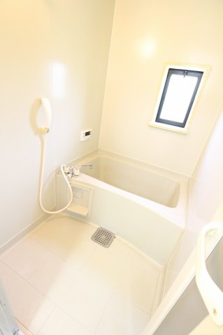 バス・シャワールーム　コンパクトで使いやすいお風呂です