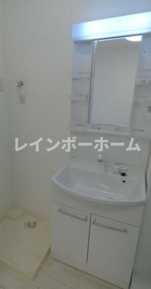 洗面設備　明るい洗面所です