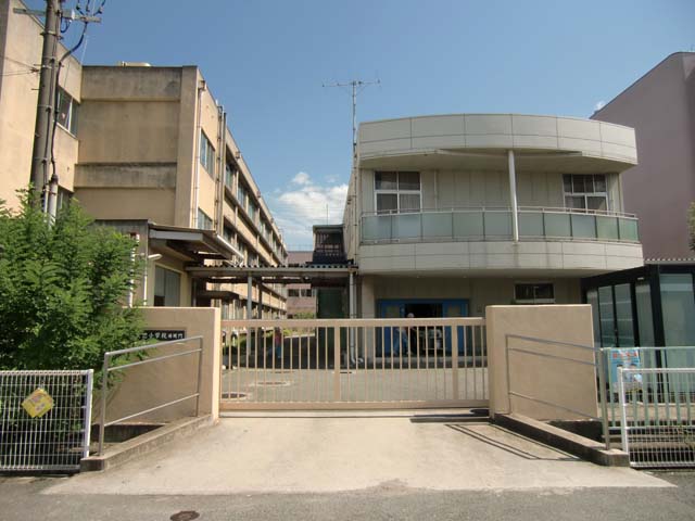 小学校　八尾市立長池小学校（小学校）まで203m