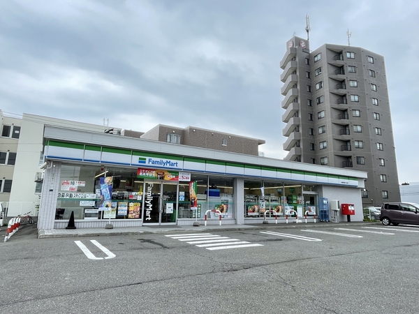 コンビニ　ファミリーマート札幌厚別南3丁目店（コンビニ）まで21m