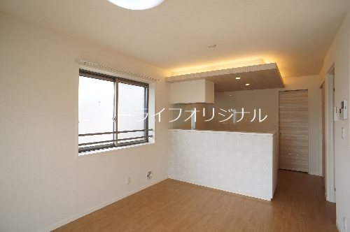 居室・リビング　対面キッチンのあるリビングで、会話が弾みそうです♪