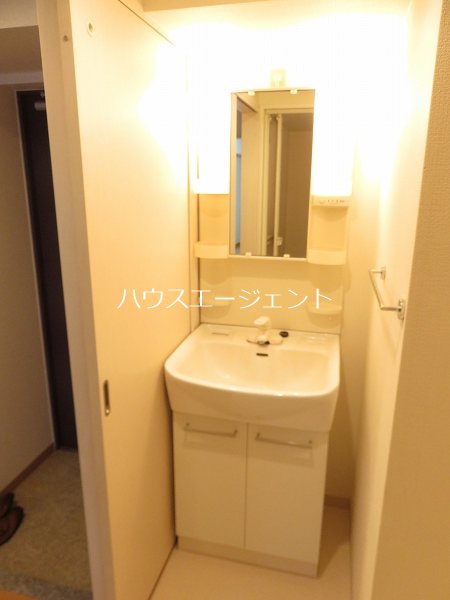 洗面設備　洗面化粧台です。※参考画像・反転タイプ