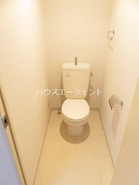 トイレ　清潔感のあるトイレ。※参考画像・反転タイプ