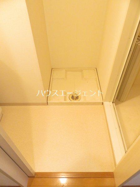 その他　室内洗濯機置き場です。※参考画像・反転タイプ
