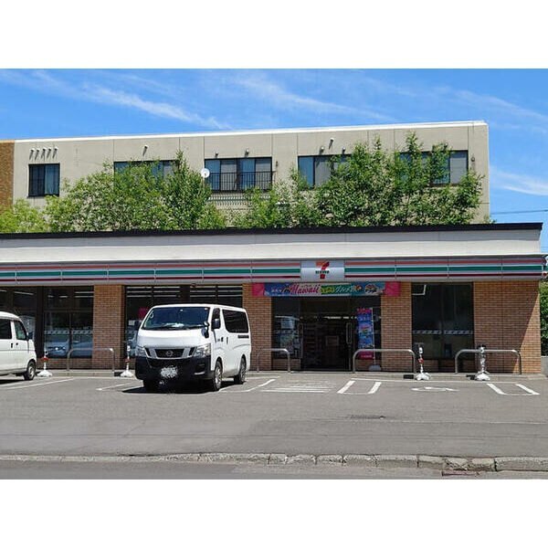 コンビニ　セブンイレブン札幌豊平２条８丁目店（コンビニ）まで180m