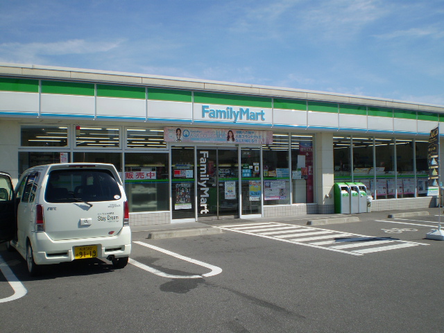 コンビニ　ファミリーマート岡田松岡店（コンビニ）まで1031m