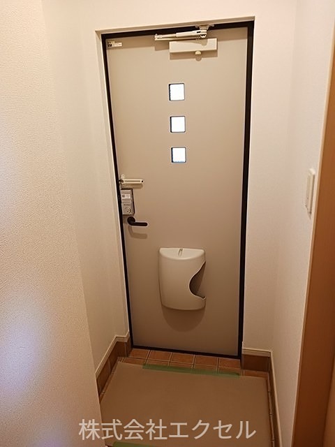 玄関　玄関収納完備です。