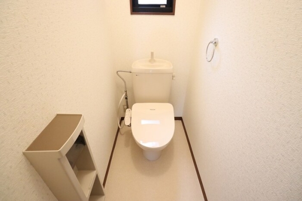 トイレ　温水シャワー付きトイレでいつでも快適です。