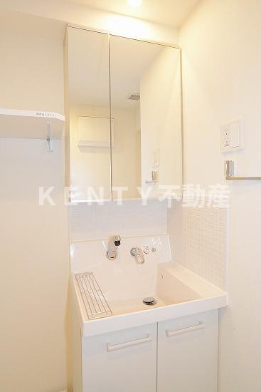 洗面設備　明るい洗面所です