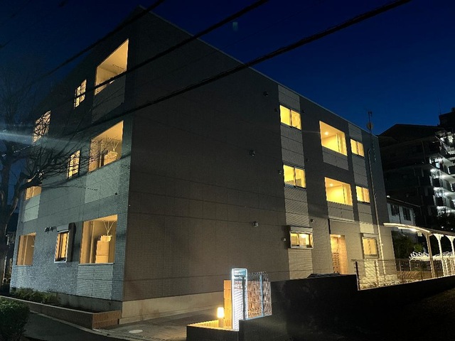 エントランス　夜でも明るく照らされて安心です♪