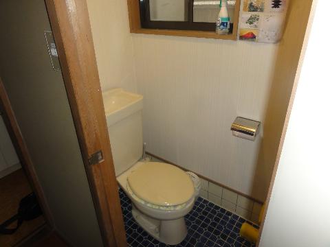 ＪＲ奈良線 宇治駅 徒歩4分 2階建 築42年のトイレ写真