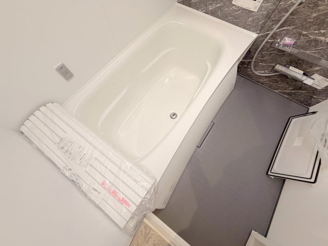 バス・シャワールーム　広めのお風呂は一日の疲れを癒してくれます。