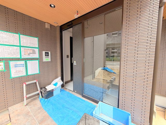エントランス　オシャレなエントランスは安心のオートロック付きです。