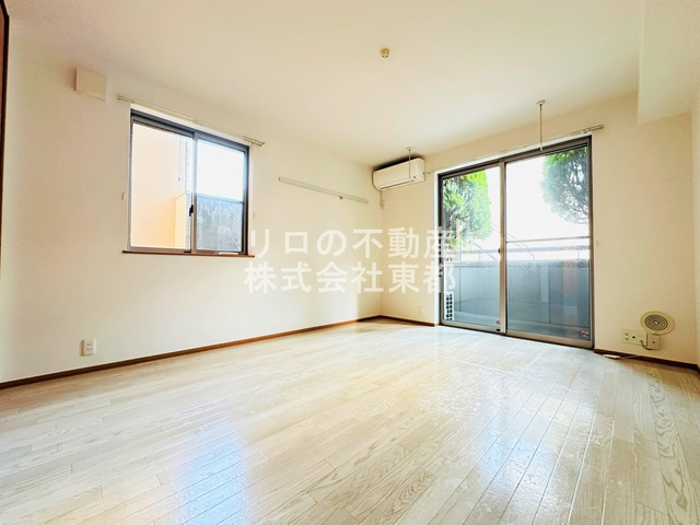 居室・リビング　２面採光なので、明るく風通しのよい過ごしやすいお部屋です♪