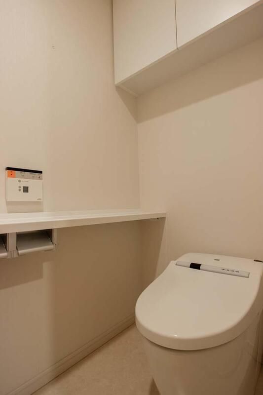 トイレ　落ち着いた色調のトイレです