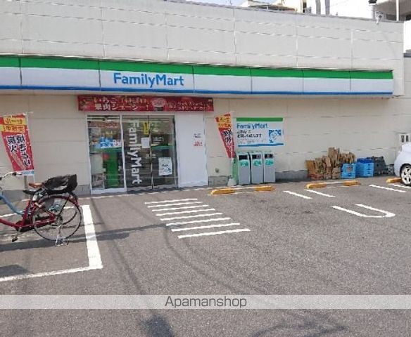 コンビニ　ファミリーマート下馬駒沢通り店（コンビニ）まで687m