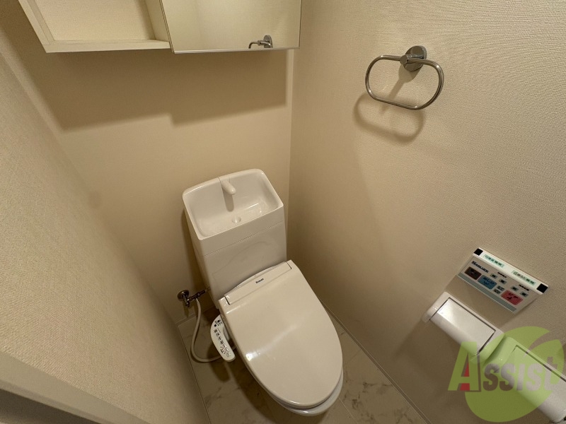 トイレ　トイレはこちらのウォシュレット付きになりますね。
