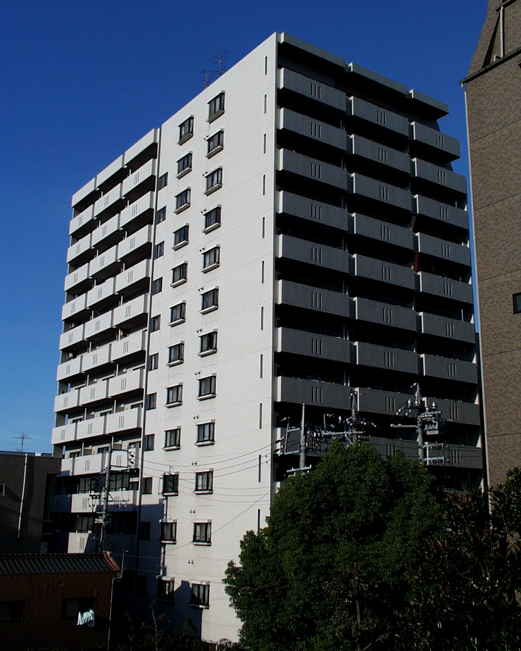 名古屋市東区泉のマンションの建物外観