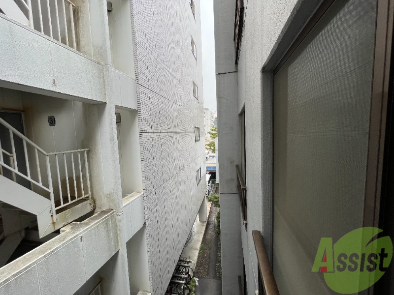 バルコニー　窓が大きめなので、外の空気を感じるのに最適です。