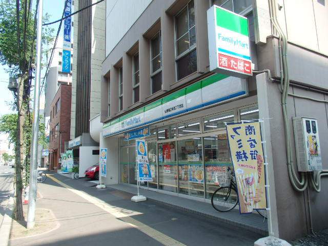 コンビニ　ファミリーマート（コンビニ）まで246m