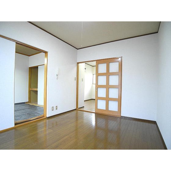 居室・リビング　現況優先。写真は別室のものです。