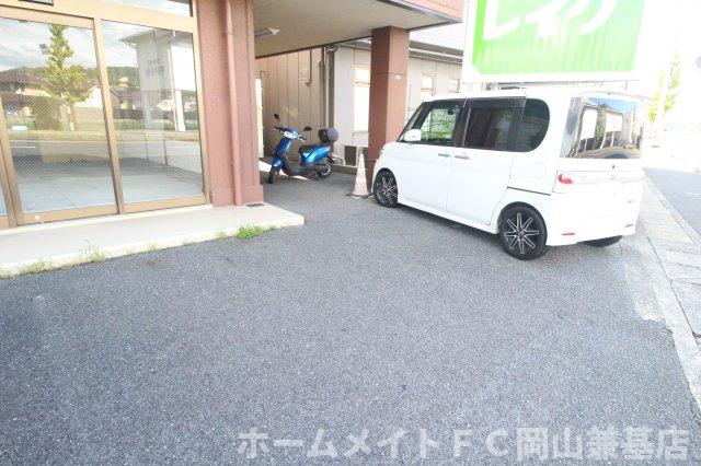 【岡山市中区平井のマンションの駐車場】