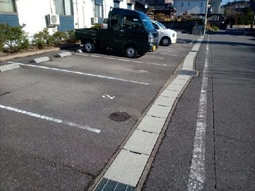 【岡崎市上地のアパートの駐車場】