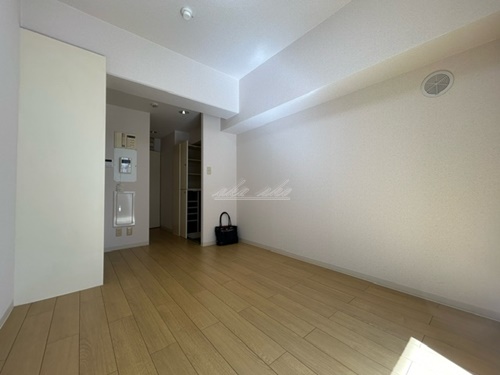 居室・リビング　ベッド、机椅子、テレビ、掃除機など家具家電を賃料内で設置