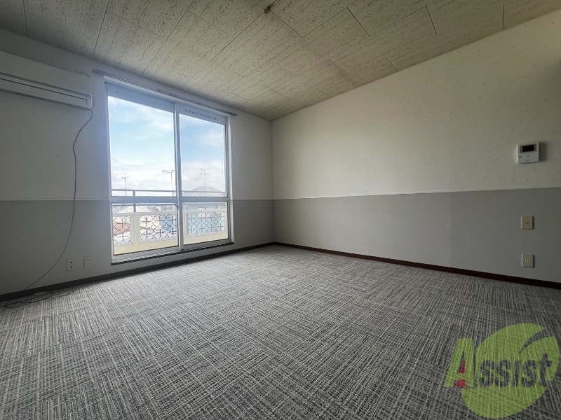 居室・リビング　８帖の洋室です。寛ぐには十分な広さがありました。