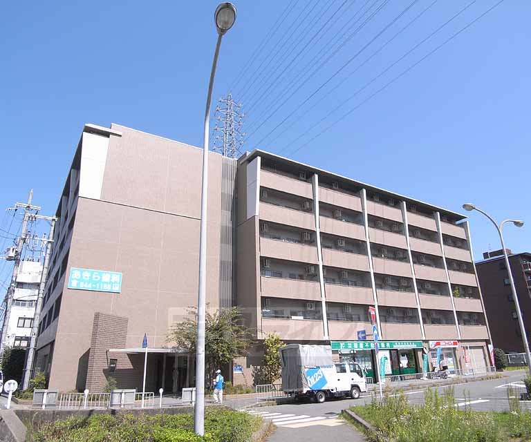 【京都市伏見区竹田段川原町のマンションの建物外観】