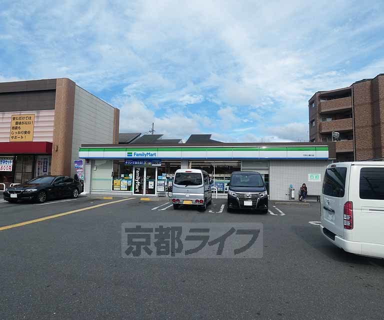 【京都市伏見区竹田段川原町のマンションのコンビニ】