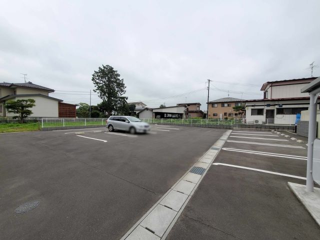 【角田市角田のアパートの駐車場】