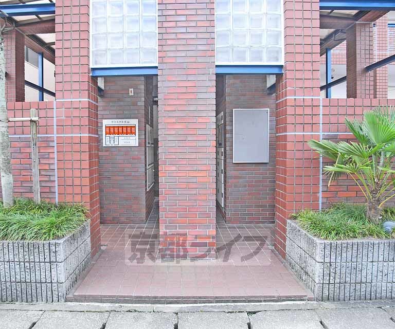 【京都市北区上賀茂蝉ケ垣内町のマンションのエントランス】