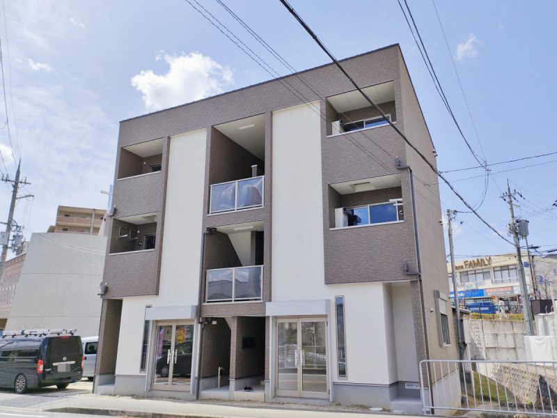 生駒市東松ケ丘のアパートの建物外観