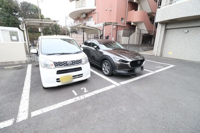 【横浜市都筑区中川のマンションの駐車場】