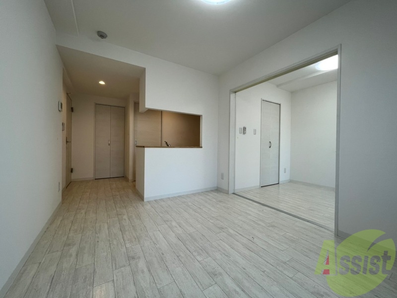 居室・リビング　フローリングと壁のカラーが明るい雰囲気ですね！