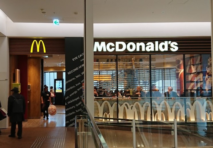 飲食店　マクドナルド新大阪阪急ビル店（飲食店）まで875m
