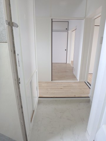 玄関　103号室の写真です。